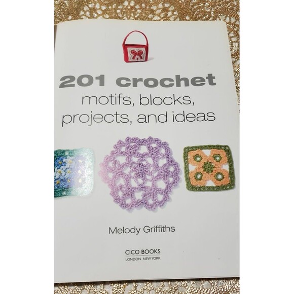 Book-Crafts 201 crochet motifs, blocks, projects...and ideas - Picture 2 of 4